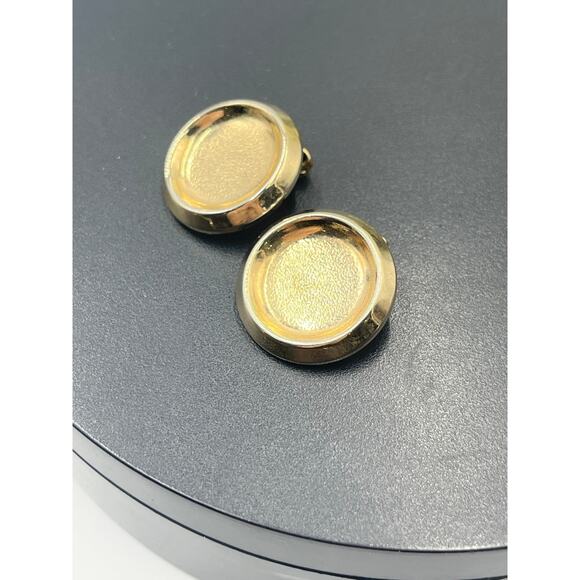 Bergere Vintage Round Gold-tone Textured and Smooth Clip On Earrings - Picture 4 of 8